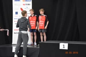 nr. 4 på Juniorverdensranglisten Anders Lind overrakte medaljer til de mindste rækker.